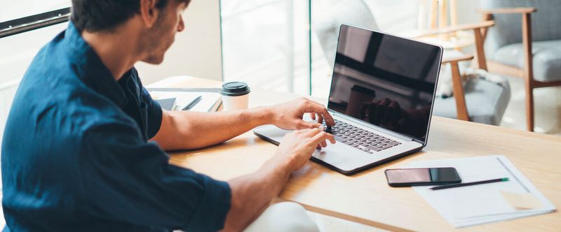 Stromsparen im Homeoffice – wir zeigen acht Tipps, wie das geht. (Bild:  ©SFIO CRACHO - stock.adobe.com)