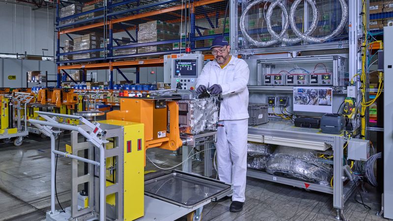 Ein Mitarbeiter von Honda testet ein Brennstoffzellensystem in der Modulendmontage bei Fuel Cell System Manufacturing LLC.(Bild:  Honda)