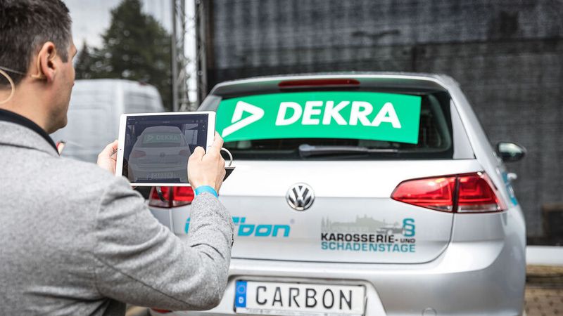 ..den Schaden am Golf 7 auf. (Bild: Stefan Bausewein)