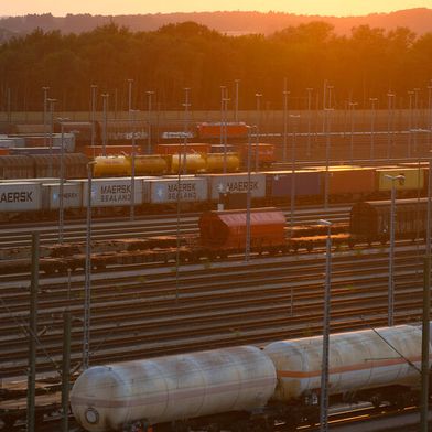 Güterzugleistungen werden immer mehr angefragt. Die DB InfraGO arbeitet daher verstärkt an neuen Lösungen.  (Bild: Deutsche Bahn | Max Lautenschläger)
