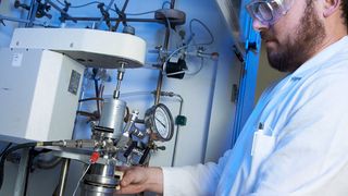 Symbolbild: Wissenschaftler am Likat bei der Arbeit im Labor (Nordlicht/Likat)