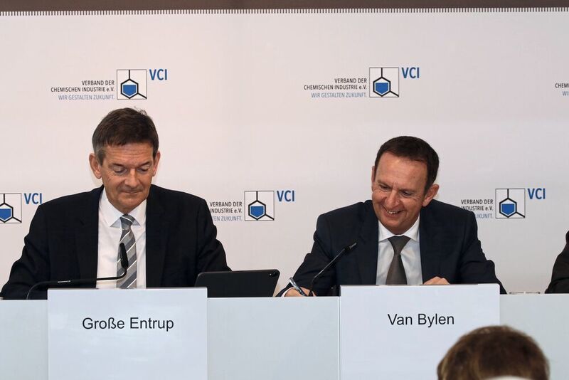 „Wir bekennen uns ausdrücklich zum Klimaschutz“, betont VCI-Präsident Van Bylen, der dem VCI bis März 2020 erhalten bleibt. (VCI)
