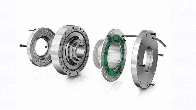 Die zweite Komponente von links ist das besonders kippsteife Schrägnadellager XZU im montierten Zustand: höhere Traglasten und längere Gelenkarme als Ergebnis des Wechsels vom Kreuzrollenlager auf das neue XZU-Lager.(Bild:  Schaeffler AG)