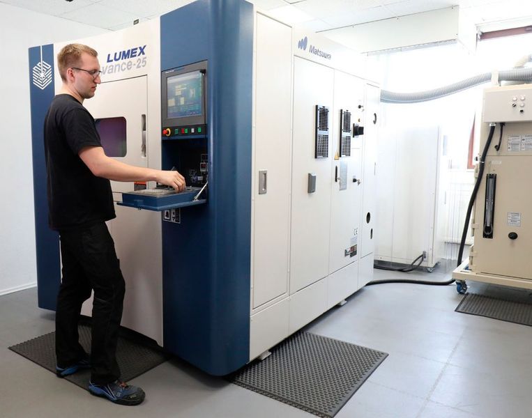 Die Lumex Avance-25 von Matsuura, die Alesco anwendet, arbeitet mit einem hocheffizienten Yb-Faserlaser mit 400 W Leistung zum Aufschmelzen des Metallpulvers. (Alesco)