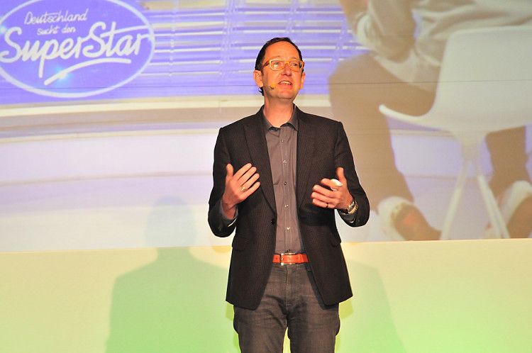 Peter Thomas Martin, Leiter der Sinus Akademie, zeigte den Teilnehmern sehr anschaulich, in welchen Lebenswelten sich die Jungendlichen heute bewegen. (Foto: Schmidt)