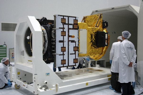 Zusammenbau eines Giove-B, der als Test-Satellit für Galileo agierte (DLR/ESA)