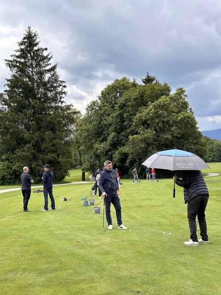 Markus Fritz (Acronis) und die anderen Schnupperer halten dem Regen stand. (Bild: VOGEL IT-MEDIEN)