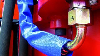 Die Abschirmung der unmittelbaren Umgebung hydraulischer Leitungen vor Flüssigkeitsausbrüchen mit Schutzschläuchen ist dringend notwendig. Bild: Hans-Flex (Archiv: Vogel Business Media)