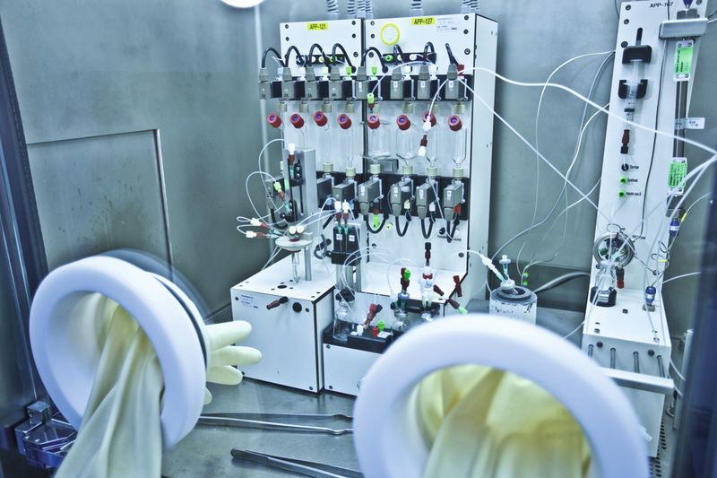 Abb.2: Aufgrund der Radioaktivität findet die Synthese der PET-Tracer in einem streng abgeschirmten Isolator statt. (Bild: Bürkert)