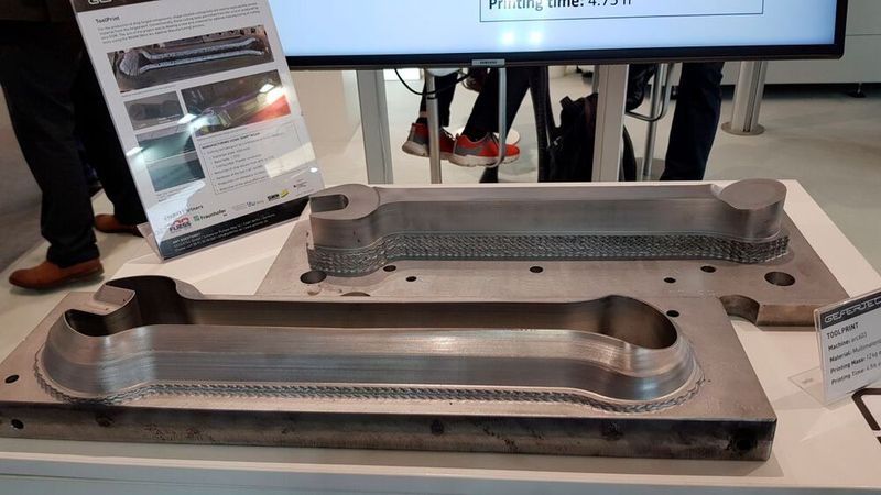 Gefertec zeigte ein zweiteiliges Stanzwerkzeug für geschmiedete Maulschlüssel, welches im WAAM (Wire Arc Additive Manufacturing)-Verfahren hergestellt wurde. Das Besondere: Für die oberen Schichten wurde innerhalb eines Forschungsprojektes ein Schweißdraht entwickelt, der festigkeitssteigernde Partikel enthält. (Bild: D.Quitter / VCG)