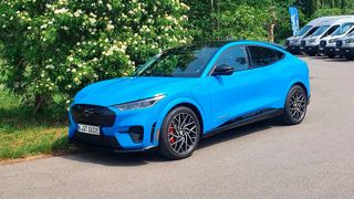 Fords elektrisches Topmodell Mustang Mach-E GT, das seit Ende 2021 auf dem Markt ist, macht mit einer Leistung von 358 kW/487 PS auch auf Rennstrecken eine gute Figur.   (Bild: Mauritz – »kfz-betrieb«)