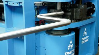 Beim Rotationszugbiegen wird das Rohr in die Biegemaschine geschoben und entweder mechanisch oder hydraulisch zwischen der Biegerolle und einem Klemmstück fixiert. Durch die Rotation beider Werkzeuge um die Biegeachse wird das Rohr an den Radius der Biegerolle gebogen. Bild: Kuhn (Archiv: Vogel Business Media)