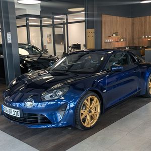 Blickfang im Showroom ist die Alpine A110.(Bild:  Simon – VCG)