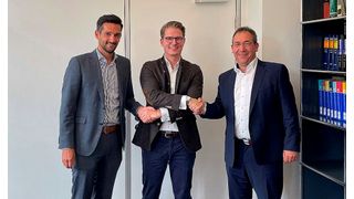 Geschäftsführer der Schäfer Werke Gruppe Michael Mockenhaupt (re) und Marcus Düber (li) sowie Dr. Daniel Ebert (Mitte), Geschäftsführer Fidelium, nach erfolgreichem Vertragsabschluss. (Bild: Schäfer Werke)