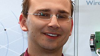 Dipl.-Ing. André Schimschar, Stipendiant der Phoenix-Contact-Stiftung am Institut für Automation und Kommunikation (Ifak) in Magdeburg, entwickelt in seiner Doktorarbeit ein Modell des empirischen Verhaltens von Funksystemen in der Automatisierung.  Bild: Zwettler (Archiv: Vogel Business Media)