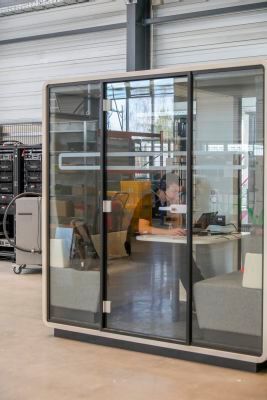 Schallschutz-Kabinen bieten Rückzugsräume innerhalb der Produktionshalle. (Tesvolt)