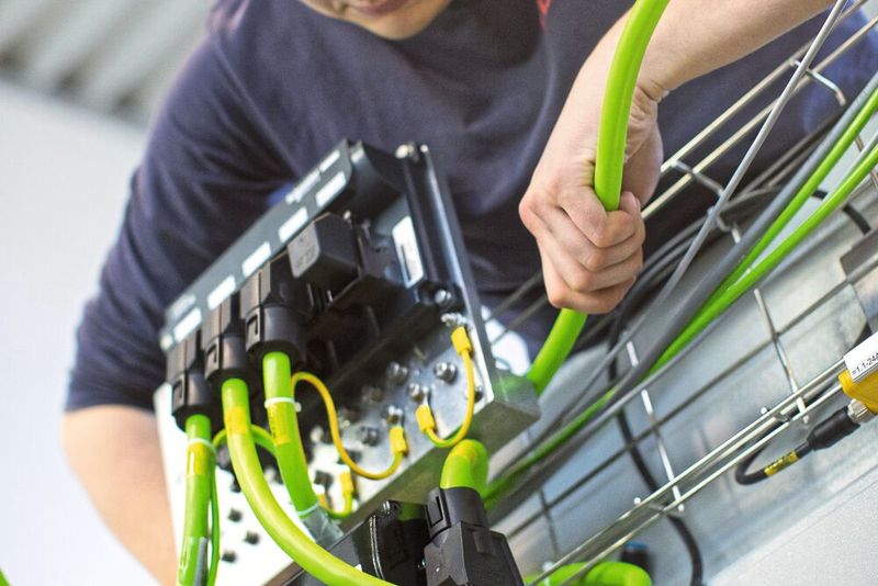 Mit ihrer integrierten Antriebselektronik lassen sich die Servomodule Lexium 62 ILM flexibel verkabeln. Mit ihrer integrierten Antriebselektronik lassen sich die Servomodule Lexium 62 ILM flexibel verkabeln.