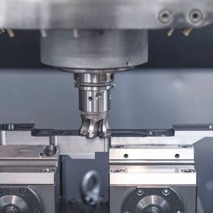 Beim Duomill-Frässystem von Arno Werkzeuge lassen sich mit nur einem Grundkörper die Werkzeuge für das Eck- und HFC-Fräsen von Stahl, Edelstahl und Aluminium verwenden, was bereits ab einem Eckradius von 0,2 Millimetern klappt.(Bild:  Suxes / M. Frischauf)