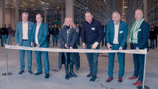 Übergabe des neuen Sonepar-Logistikzentrums in Werder. Von links: Dr. Stefan Stegemann, Vorsitzender der Geschäftsführung der Sonepar Deutschland GmbH, Christian Große (Stadt Werder), Stephanie Doerner, Regionalleiterin bei Sonepar Deutschland für den Raum Berlin-Brandenburg, Heiko Schumann, Bereichsleiter bei Sonepar Deutschland für den Raum Berlin-Brandenburg, Dirk Brauckmann, Leiter Immobilienmanagement bei Sonepar Deutschland, und Jan Hölscher, GLP Senior Construction Director Germany.  (Bild: Sonepar)