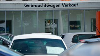 Die Halbleiterkrise treibt die Angebotspreise für Gebrauchtwagen. So auch im Juli. Es gibt aber auch andere Faktoren. (Achter/»kfz-betrieb«)