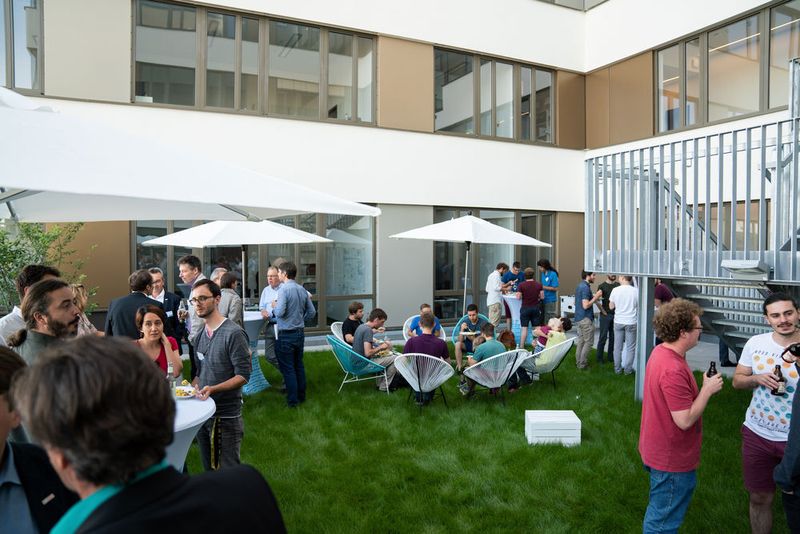 Networking und Get-Together bei der Eröffnung des AI Research Building der Universität Tübingen. (Bosch)