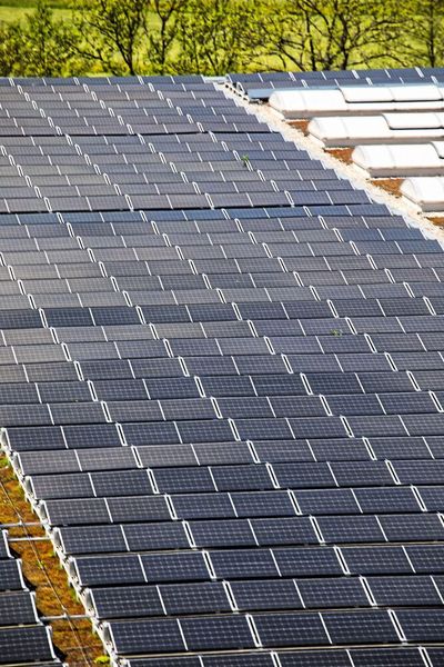 Die neue Photovoltaik-Anlage ist auf der Produktionshalle 1 von Bystranic installiert und liefert nicht nur Energie für die Produktion von Lasermaschinen sondern auch für E-Mobility. (Bystronic)