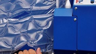 Die Grifföffnung ermöglicht ein leichteres Abreißen der Luftkissen. Bild: FP International (Archiv: Vogel Business Media)