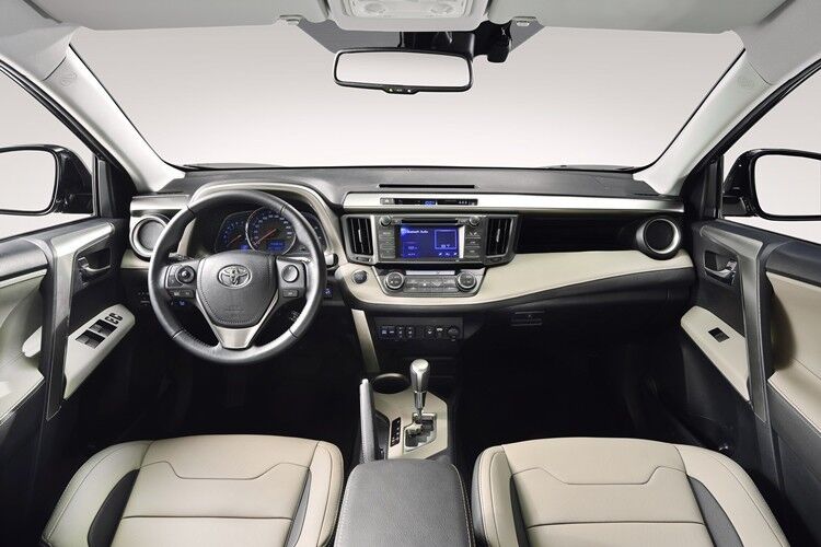 Der ebenfalls sehr erfolgreiche Klassenkonkurrent Toyota RAV4 kann im Innenraum – zumindest beim Design – schon eher mithalten. (Foto: Toyota)