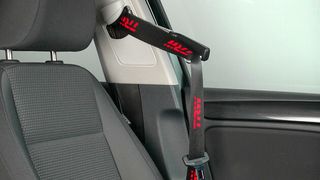 Der aktive Gurtbringer „Active Seat Belt Presenter“ (ASBP) soll ab dem Jahr 2016 serienreif sein. (TRW)