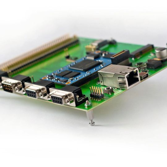 MCV: Das SoC-FPGA-Modul integriert für zusätzliche Funktionalität den Core in ein Referenzdesign. MCV: Das SoC-FPGA-Modul integriert für zusätzliche Funktionalität den Core in ein Referenzdesign.