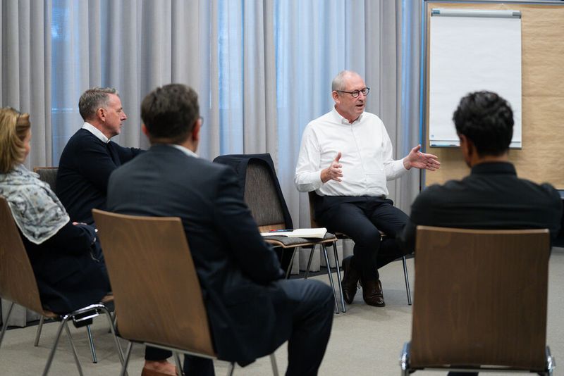 Ein ebenso beliebtes Format des Summits: Die Roundtables. Diesmal unter der Moderation von Lorenz Freiherr von Schröder, Vorstandsvorsitzender der Comline mit dem Thema Sustainability. (Bild: Vogel IT-Medien)