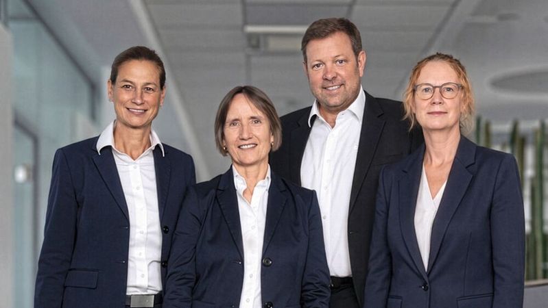 Die Geschäftsführung der Bank 11 (v. l.): Nina-Stephanie Bartha, Sandra Ebert, Jörn Everhard (Sprecher) und Michelle Giblin.(Bild:  Bank 11)