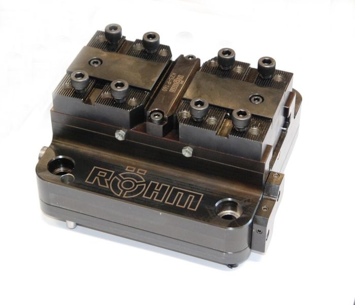 Die Grundbacken mit Spitzverzahnung und Kreuzversatzschnittstelle fahren einen Hub von 3,2 mm und erlauben das Aufsetzen der bei Werder vorhandenen Spannbacken. (Bild: Röhm)