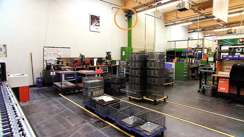 Bild 3: Sensoren in der Halle erfassen die Signale der Tags und berechnen die Position in Echtzeit. (Bild: Ubisense/Pull-Kompetenzzentrum Produktion und Logistik Landshut)