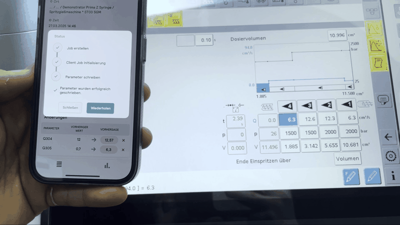 Durch einen Live-Abgleich werden die realen Daten während der Produktion mit dem digitalen Ideal abgeglichen. Abweichungen werden also sofort sichtbar. Die KI agiert quasi als „virtueller Maschineneinsteller“.(Bild:  plus10 GmbH)