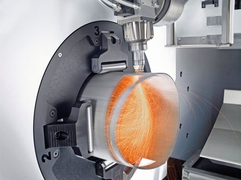Schnell und dynamisch: Mit spezieller Kinematik, Faserlaser und Funktion RapidCut schneidet der 3D-Laser von Trumpf besonders produktiv.  (Trumpf)