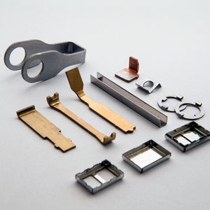 Einsatz finden die gebogenen Miniaturteilchen beispielsweise in der Elektroindustrie, unter anderem für die Herstellung von Miniaturgehäusen, Abschirmungen, Kontaktblechen oder Federn.