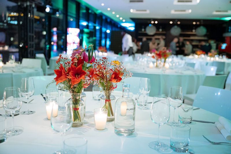 Das Elbdeck erwartet die Gäste zum Dinner. (Bild: Schneider Electric)