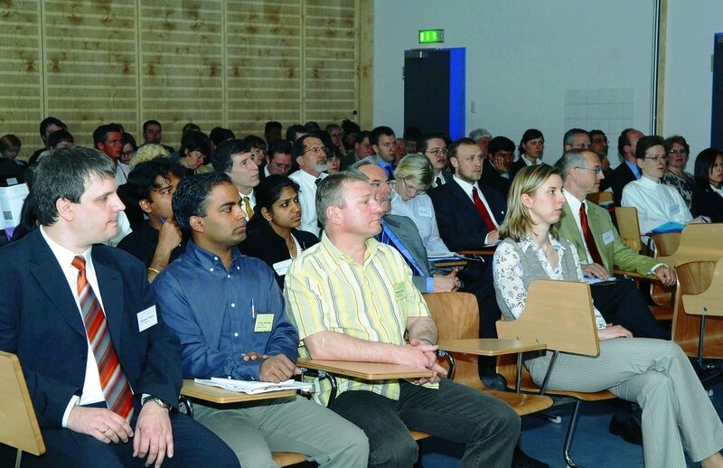 Abb. 3 In mehr als 45 Vorträgen wurde am 4. und 5. April 2007 in Jena über neueste Erkenntnisse im Bereich der Polymerforschung diskutiert. (Archiv: Vogel Business Media)