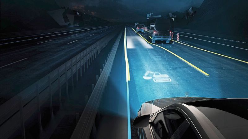 Eine spektakuläre Neuerung ist das Digital Light, das sogar Warnmeldungen projizieren kann. (Mercedes-Benz)