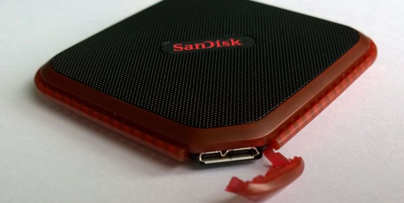 Mit geschlossener Abdeckung über der USB-Buchse ist die SSD wasser- und staubdicht. (Vogel IT-Medien)