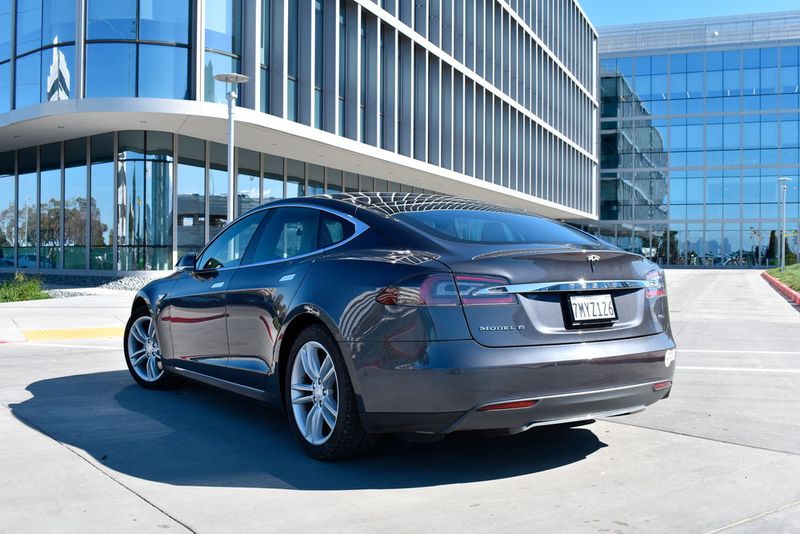 Bei stehenden Autos sollen sich künftig Verkehrsinformationen oder Werbung einblenden lassen. (Bild: RPlate)