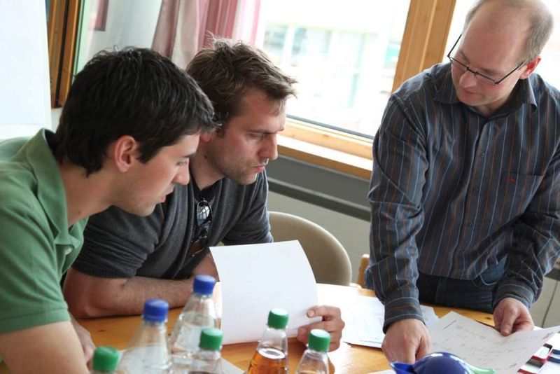 In regelmäßigen Besprechungen diskutiert der betreuende Lehrer Jürgen Mayr (rechts) mit seinen Technikerschülern den Projektstatus, Problem-Lösungsansätze und -wichtig- die notwendigen Maßnahmen zu Einhaltung des knappen Terminplans. (Archiv: Vogel Business Media)