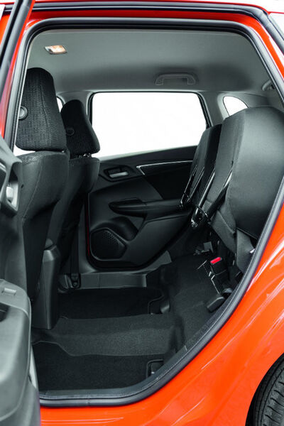 Die patentierten Magic-Seats von Honda bieten vier verschiedene Konfigurations-Modi: Beim „Tall“-Modus werden die Sitzflächen wie bei Kinositzen in senkrechter Position hochgeklappt und bieten so freien Stauraum für hohe Objekten hinter den Vordersitzen. (Foto: Honda)