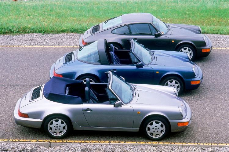Das 991er-Modelljahr 1990: vorn das 911 Carrera 4 Cabriolet, in der Mitte der 911 Carrera 4 Targa und hinten das 911 Carrera 4 Coupé. (Bild: Porsche AG)