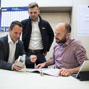 Stehen in engem Austausch (v. l.): Florian Schöffler, Beratung und Verkauf, Steffen Grau, technische Beratung und Vertrieb, beide Iscar, und Jens Buchert, Geschäftsführer von Karl Walter Formen- und Kokillenbau.(Bild:  Iscar)