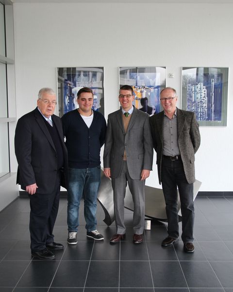 Marcel Schichta wurde als landesbester Zerspanungsmechaniker von der IHK Baden-Württemberg mit einem Preis ausgezeichnet. V.l.n.r.: Dr. Dieter Kress (Geschäftsführer der Mapal Dr. Kress KG), Marcel Schichta, Dr. Jochen Kress (Mitglied der Geschäftsleitung der Mapal Dr. Kress KG), Ausbildungsleiter Franz Moser. (Bild: Mapal)