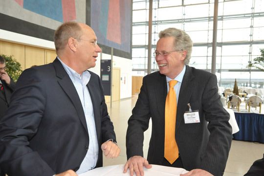 Helmut Blümer (ZDK-Pressesprecher) gab Ulrich Fromme noch ein paar aufheiternde Worte für dessen Grußworte des Verbandes mit auf den Weg. (Archiv: Vogel Business Media)