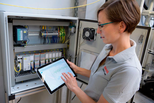Bei Bosch in Homburg ist das PPMP bereits im Einsatz: Bosch-Ingenieurin Anne Düll misst mit vernetzten Sensoren die Qualität von Öl in einem Prüfstand für Hydraulikventile. (Bosch)