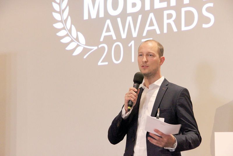 Juror Philipp Hübsch bei der Verkündung der Gewinner in der Kategorie Customer Relations  Recruitment. (Bild: Vogel IT-Akademie)